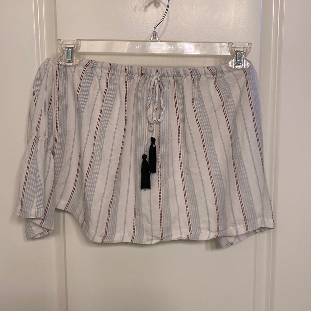 Strapless shirt with connected sleeves. Stays on very well because of cinching